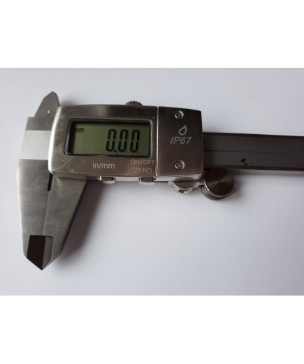 Штангенциркуль електронний KM-DSKW-150 (0-150/0,01 мм; ±0.03 мм) з бігунком, IP67, металевий корпус